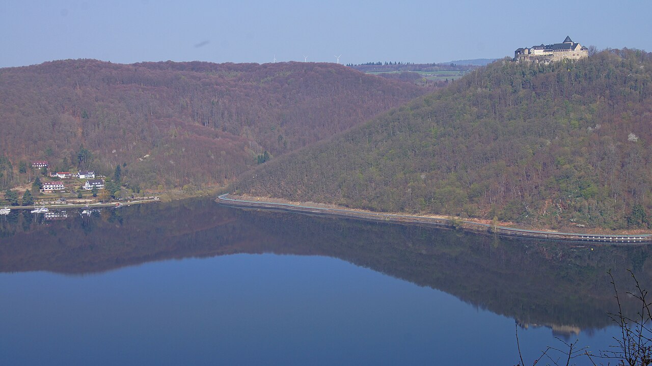 Der Edersee in Nordhessen mit Schloss Waldeck über dem bewaldeten Ufer